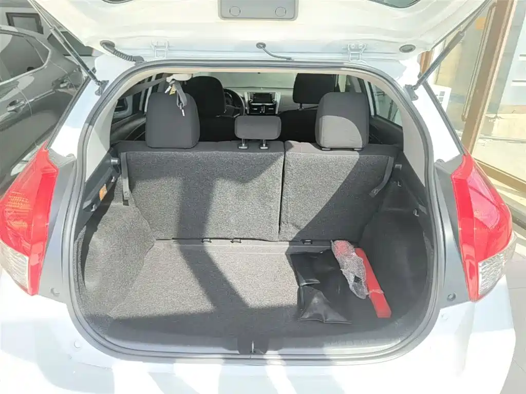 Toyota Yaris L 2015 — фото 19