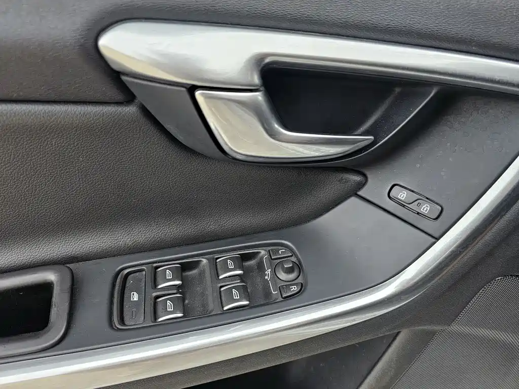 Volvo S60 2018 — фото 12