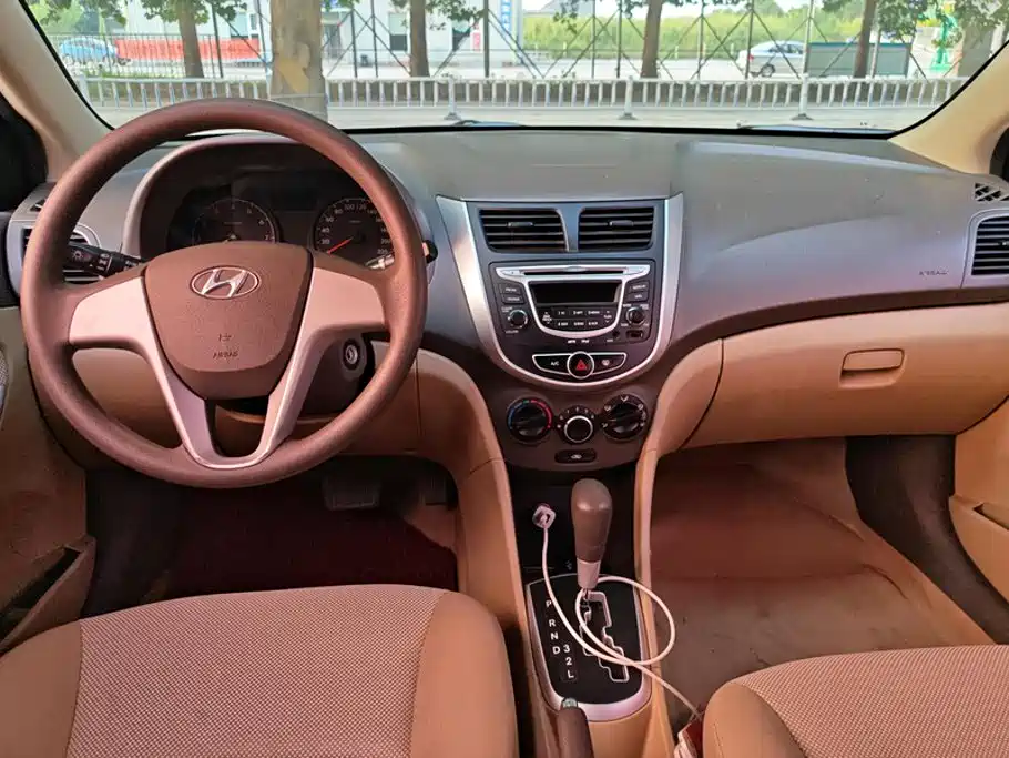 Hyundai Accent 2013 — фото 12