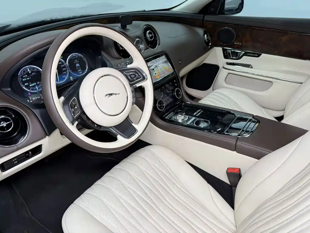 Jaguar XJ 2015 — фото 9