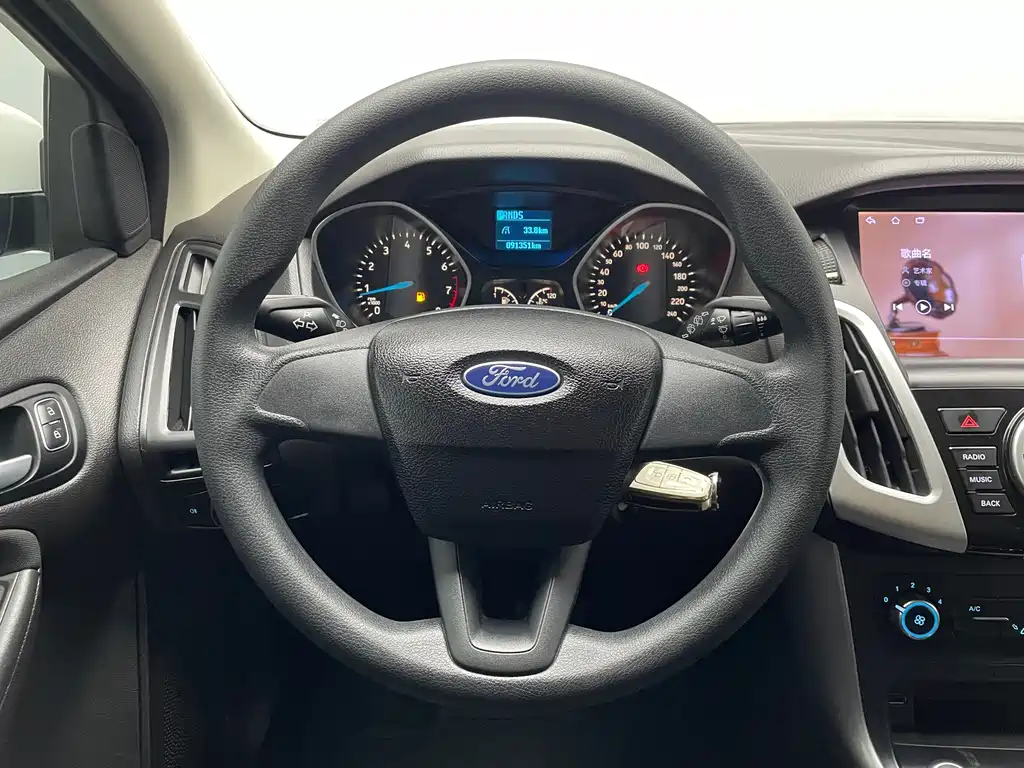 Ford Focus 2018 — фото 10