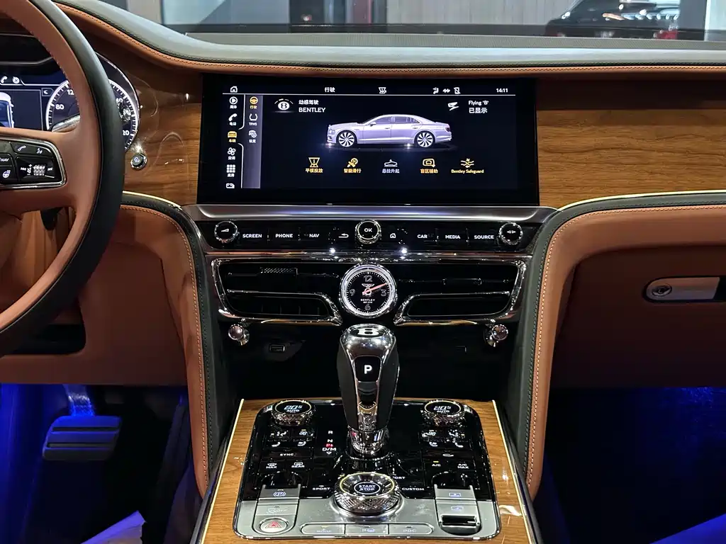 Bentley Flying Spur PHEV 2024 — фото 16