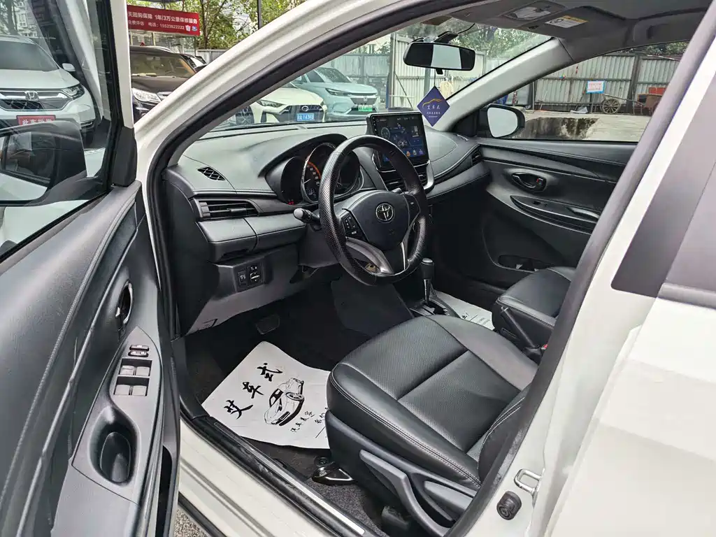 Toyota Yaris L 2022 — фото 16