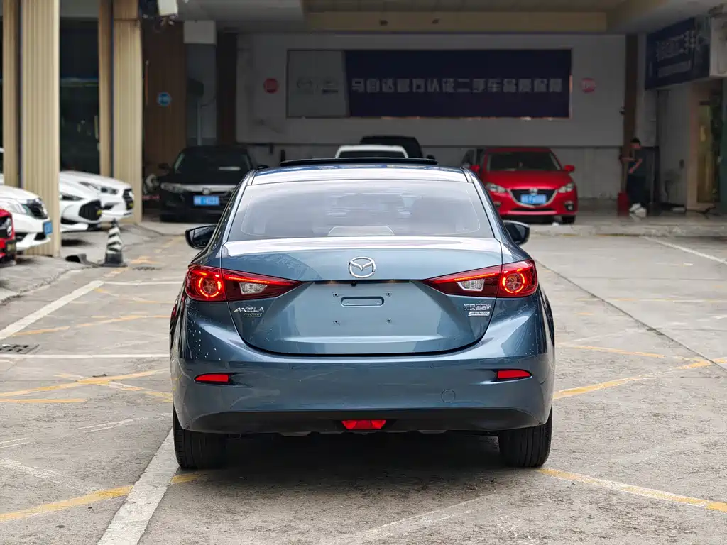Mazda 3 Axela 2018 — фото 15
