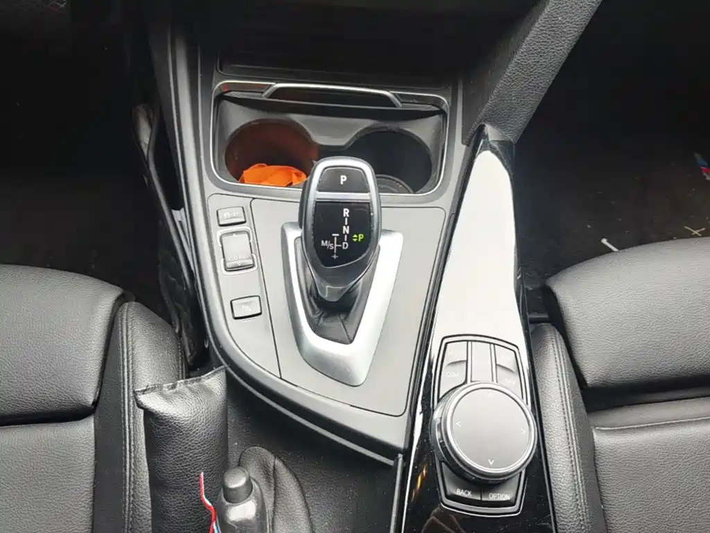 BMW 3 Series 2018 — фото 14