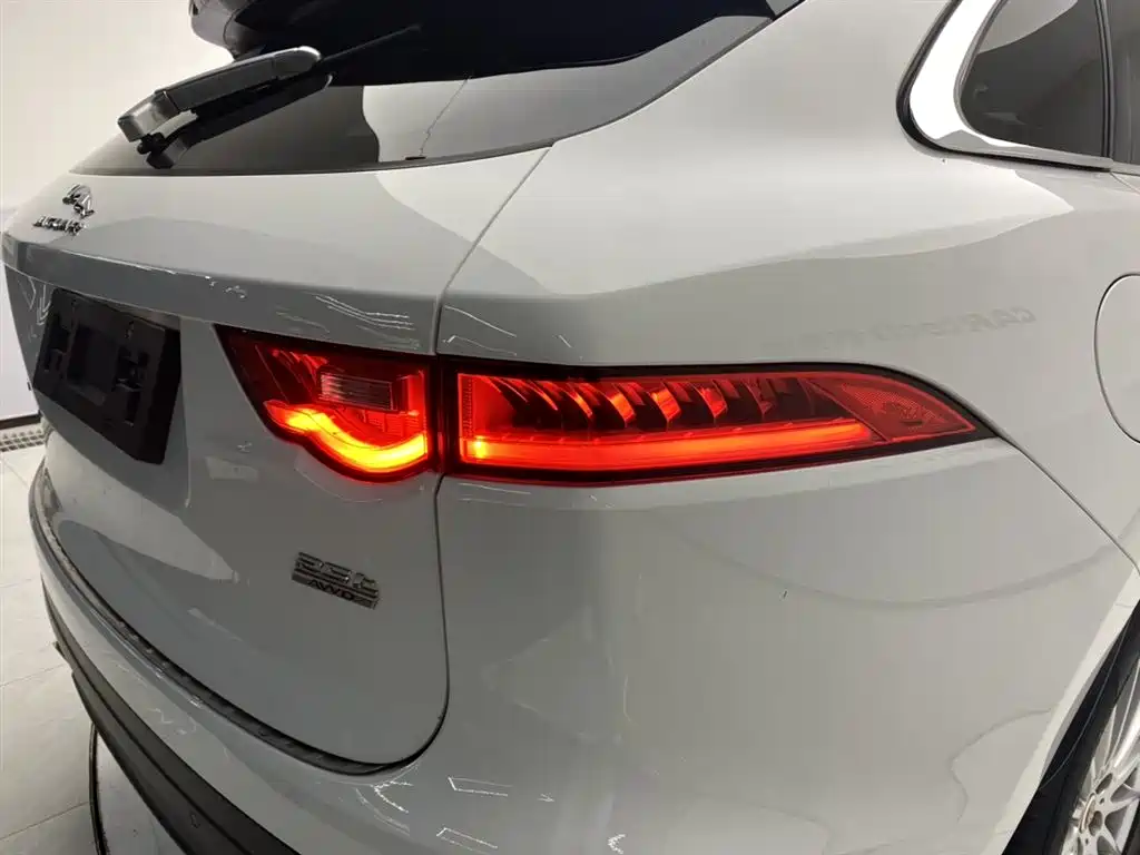 Jaguar F-PACE 2017 — фото 10