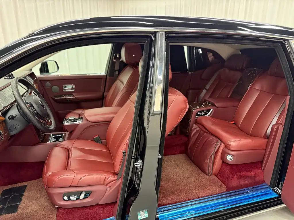 Rolls-Royce Phantom 2018 — фото 11