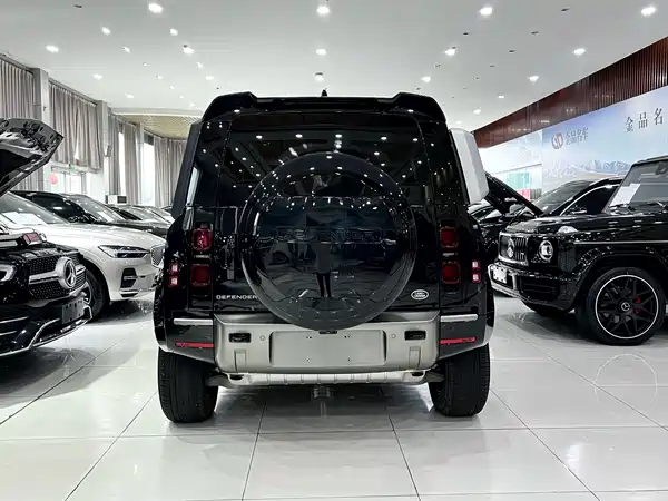 Land Rover Defender 2024