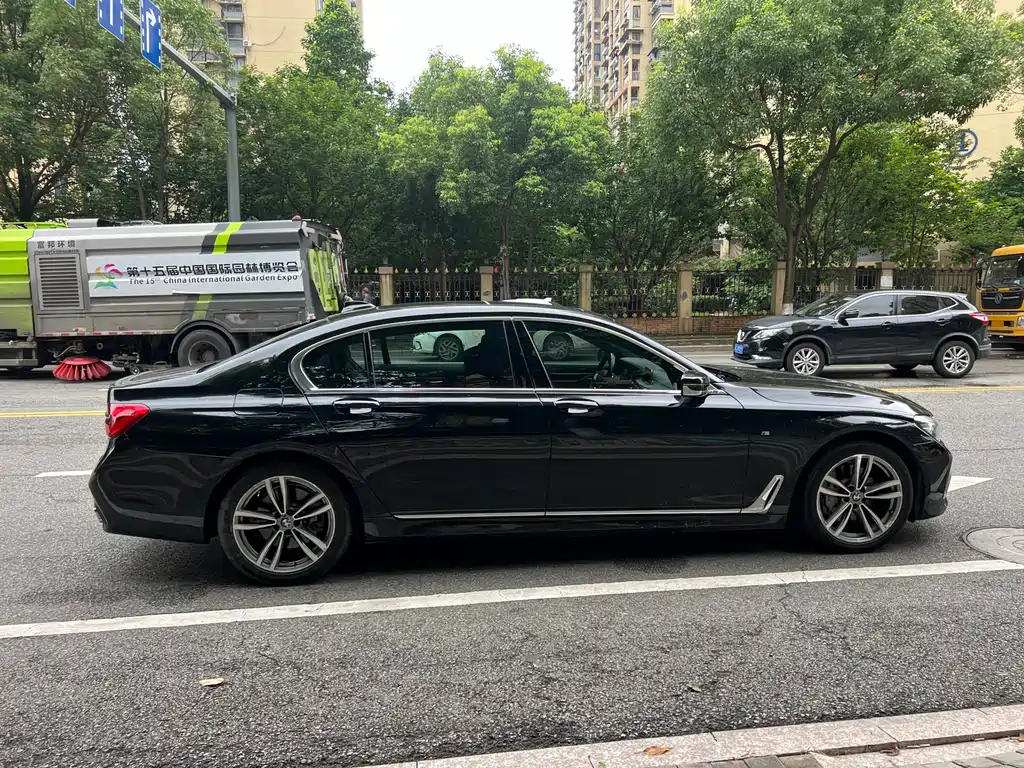 BMW 7 Series 2017 — фото 11