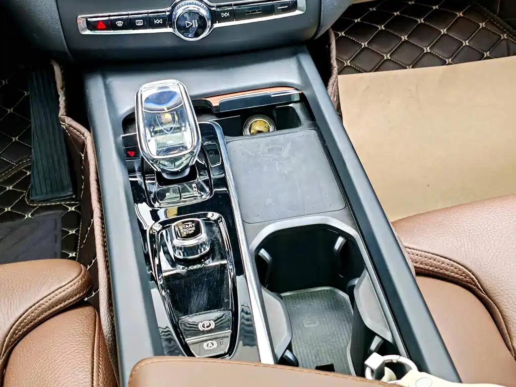 Volvo XC60 Plug-In Hybrid 2023 — фото 9