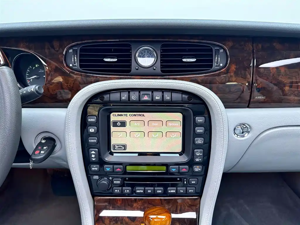 Jaguar XJ 2009 — фото 14