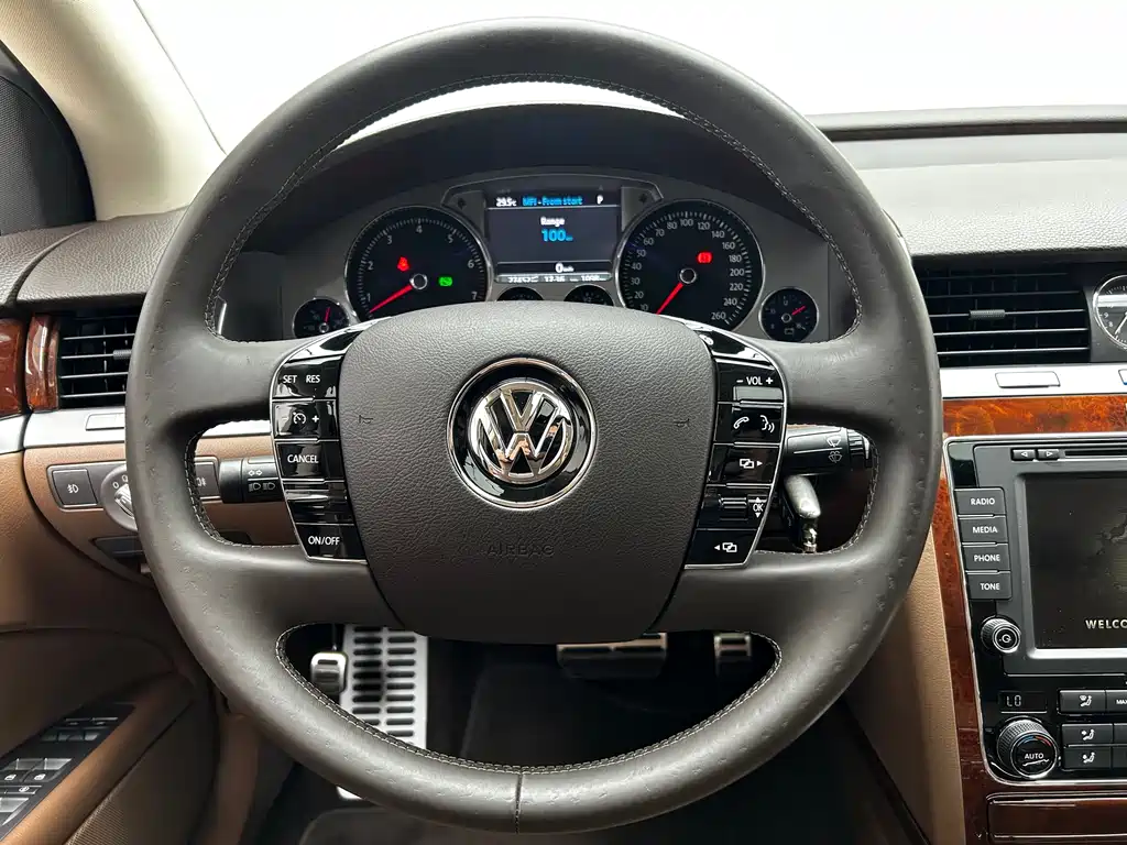 Volkswagen Phaeton 2016 — фото 12