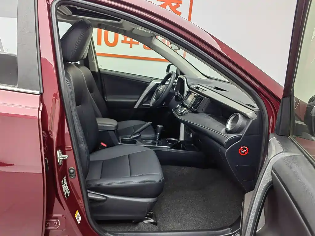 Toyota RAV4 2018 — фото 23