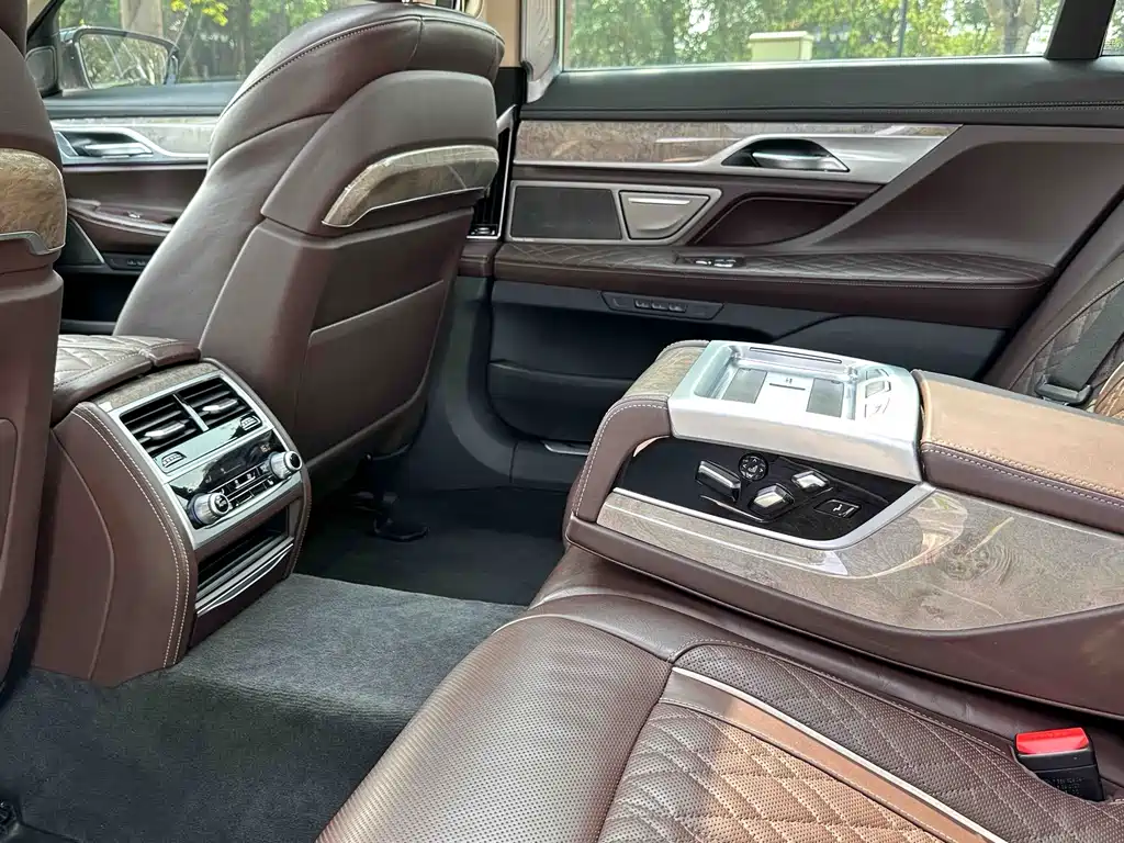 BMW 7 Series 2021 — фото 17