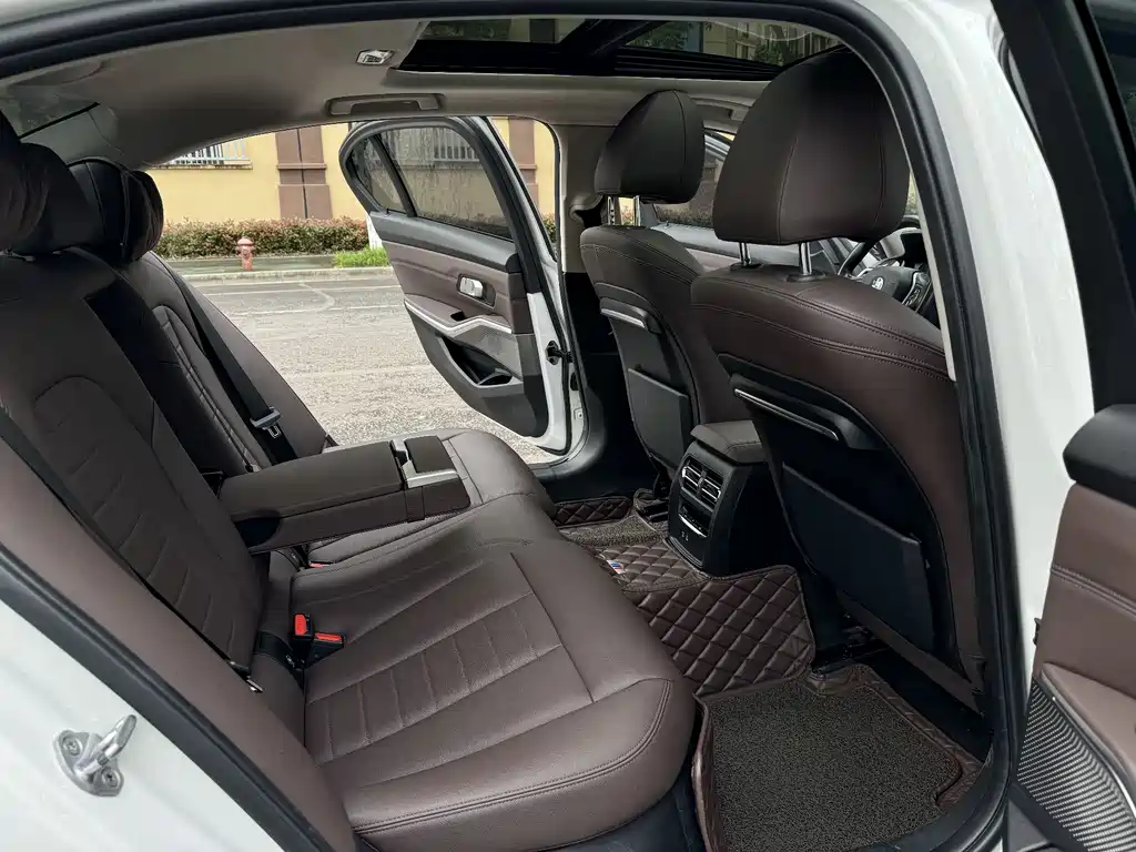 BMW 3 Series 2019 — фото 10
