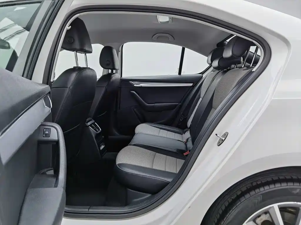 Skoda Octavia 2017 — фото 15