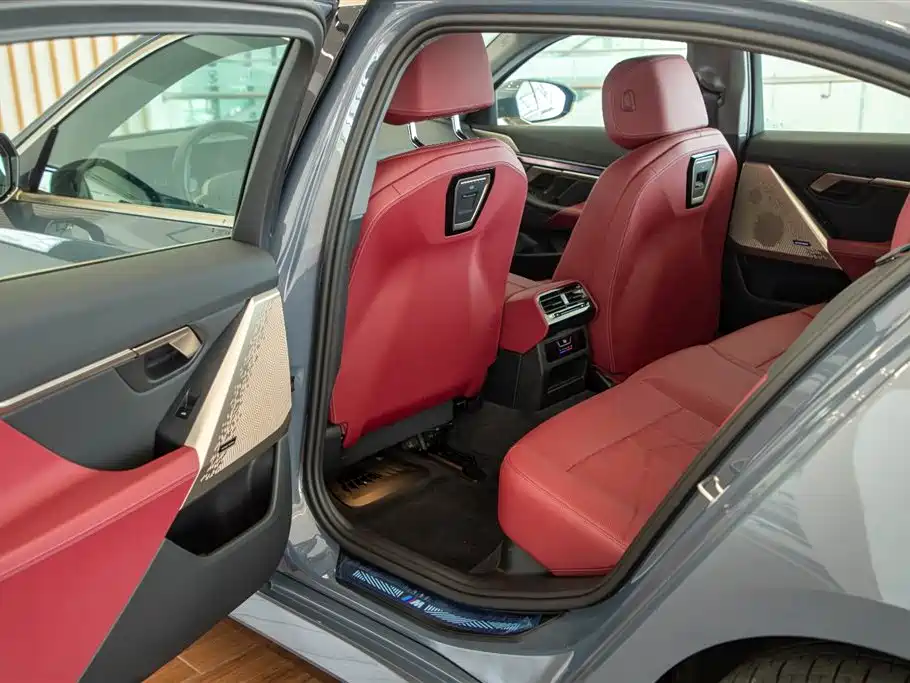 BMW 5 Series 2025 — фото 16