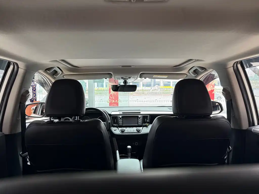 Toyota RAV4 2018 — фото 11