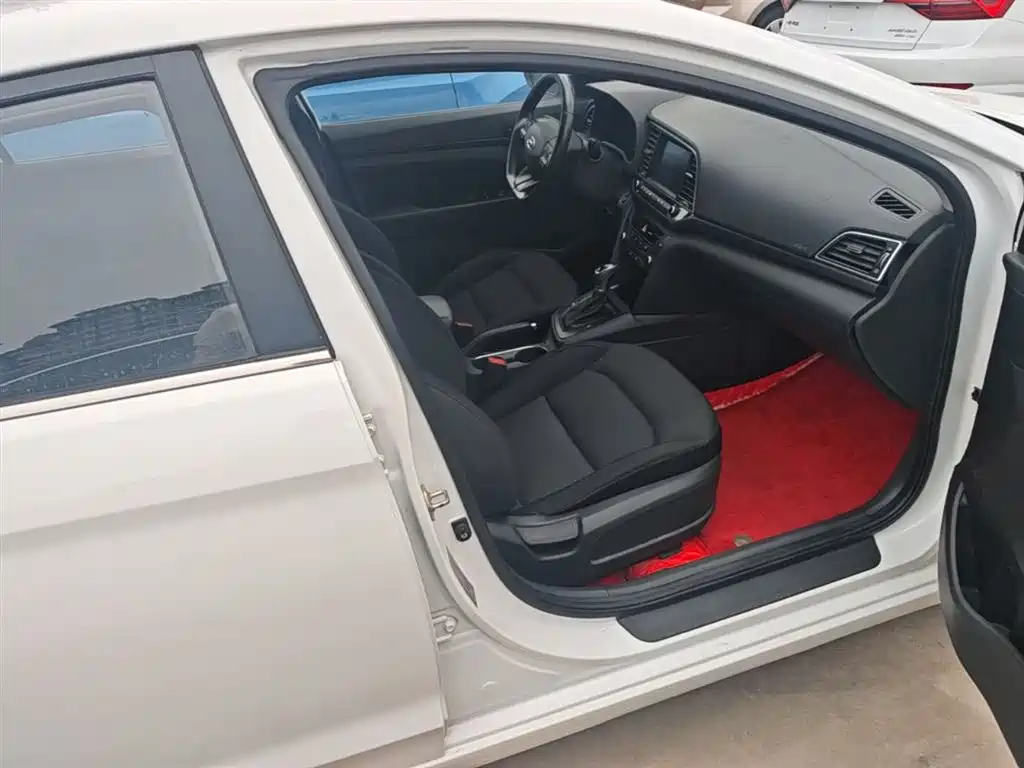 Hyundai Elantra 2018 — фото 25