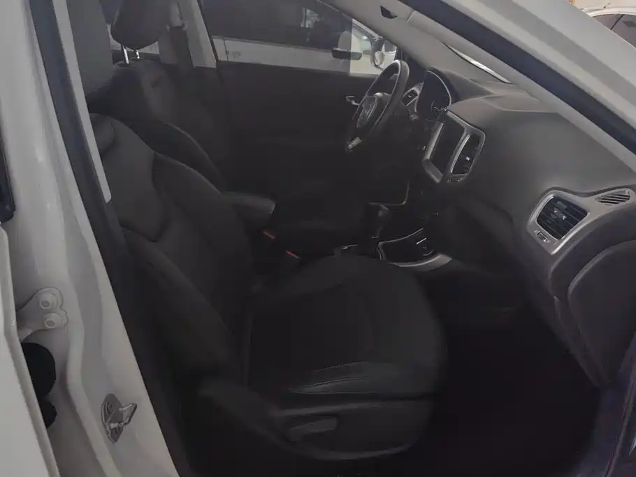 Jeep Compass 2017 — фото 8