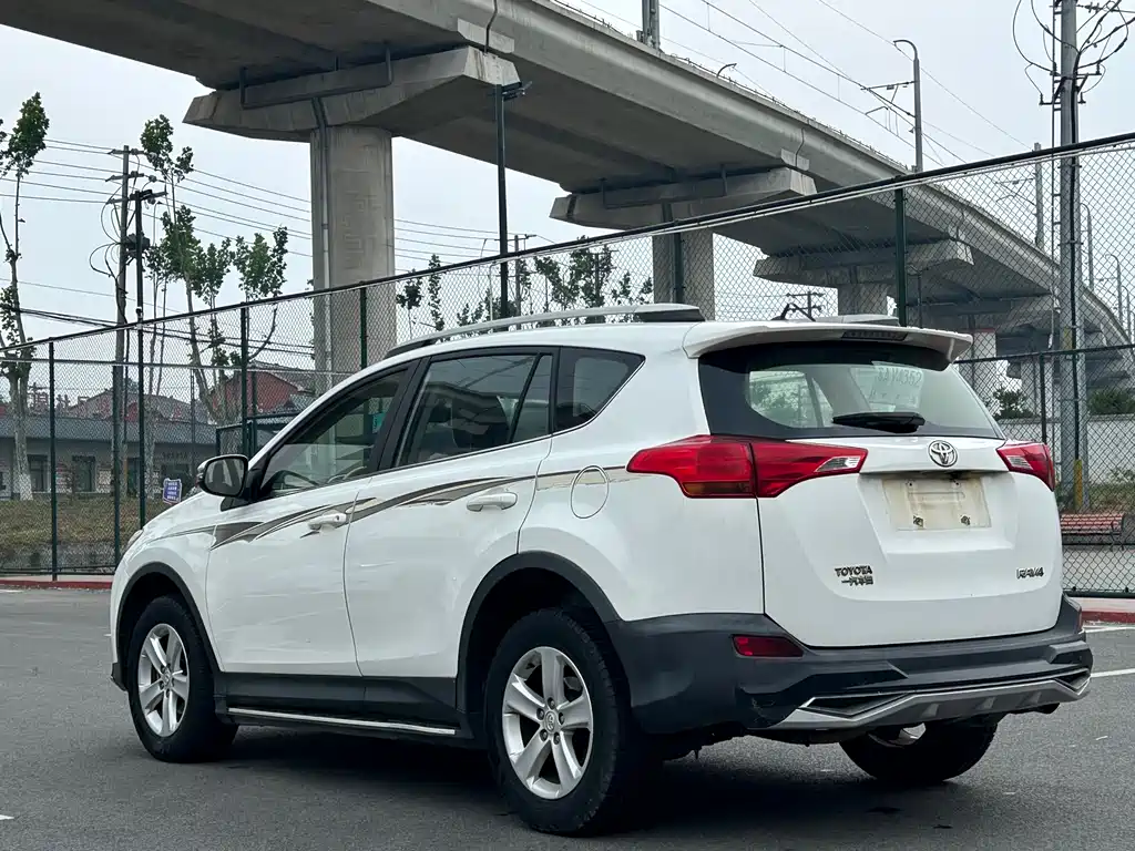 Toyota RAV4 2015 — фото 5