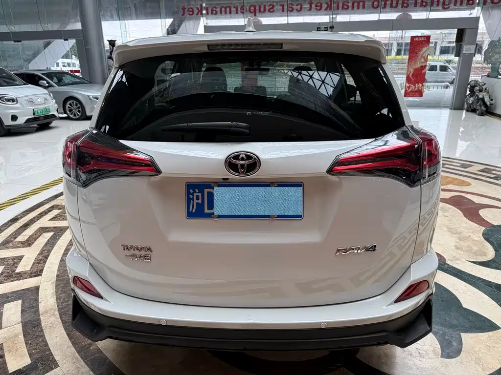 Toyota RAV4 2018 — фото 2