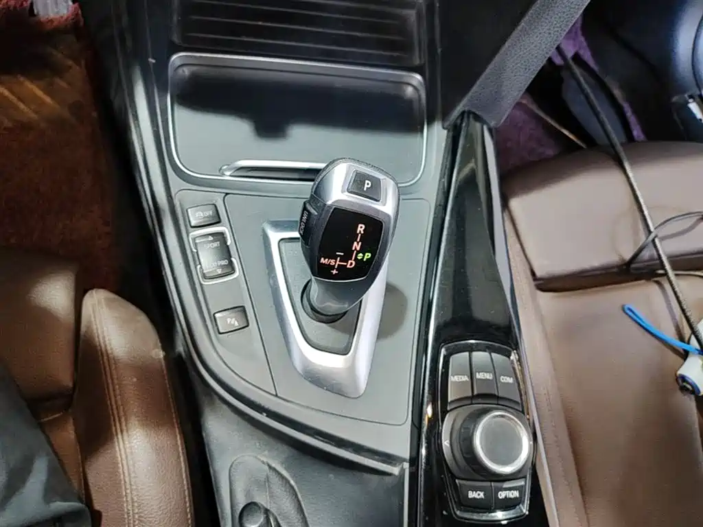 BMW 3 Series 2018 — фото 10