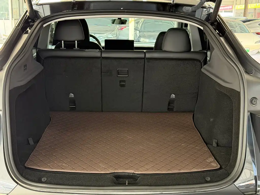 Tesla Model Y 2025 — фото 14