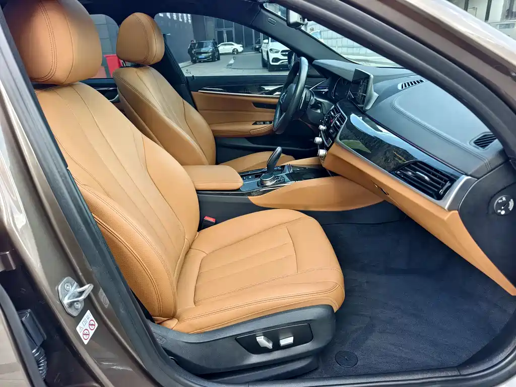 BMW 5 Series 2018 — фото 14