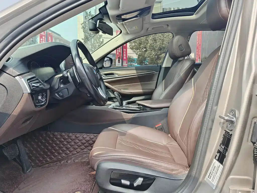 BMW 5 Series 2019 — фото 16