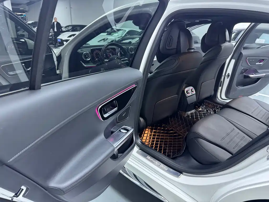 Mercedes-Benz C-Class 2024 — фото 11