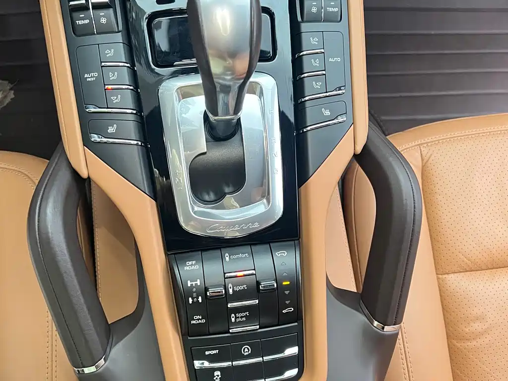 Porsche Cayenne 2016 — фото 30