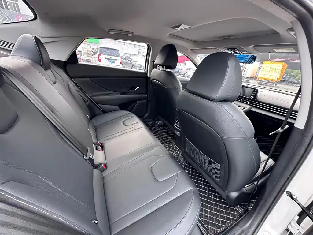 Hyundai Elantra 2023 — фото 10