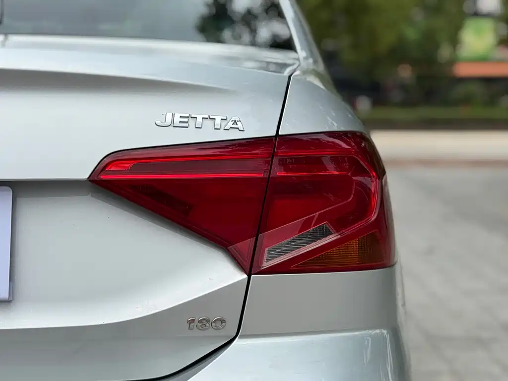 Volkswagen Jetta 2018 — фото 14