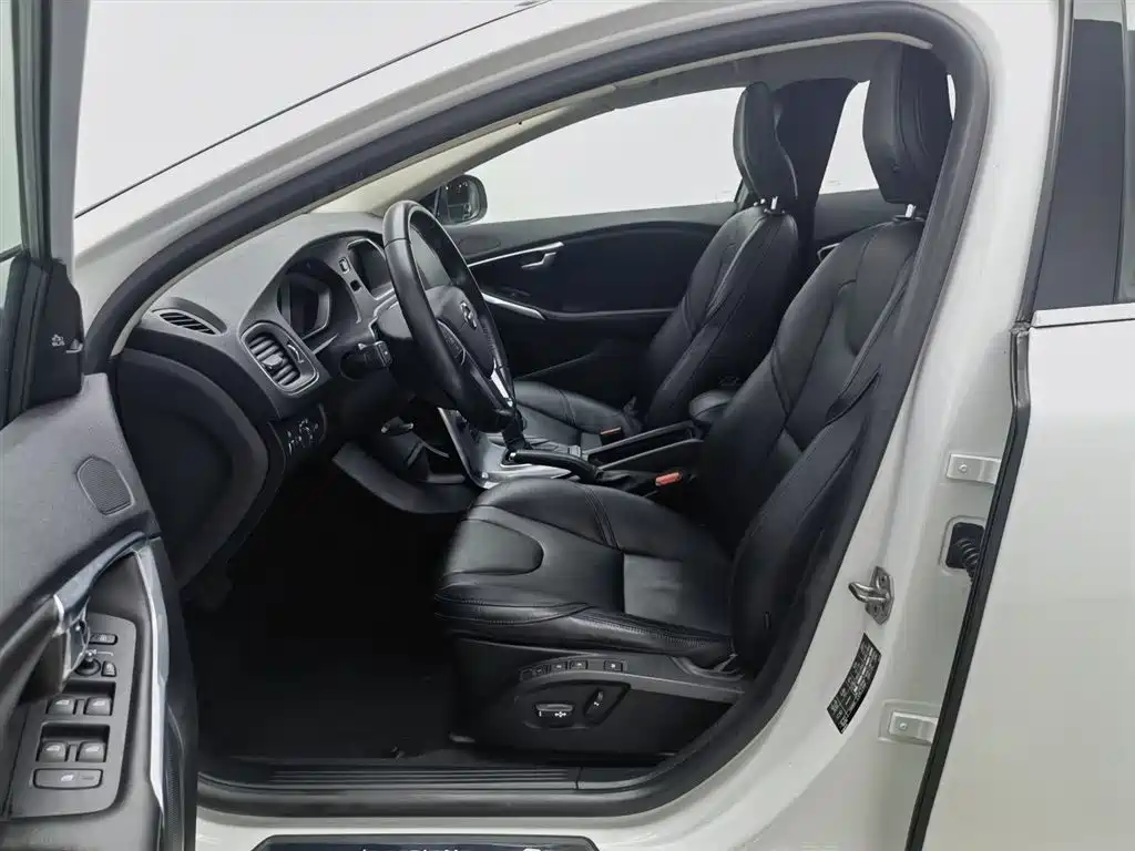 Volvo V40 2017 — фото 10