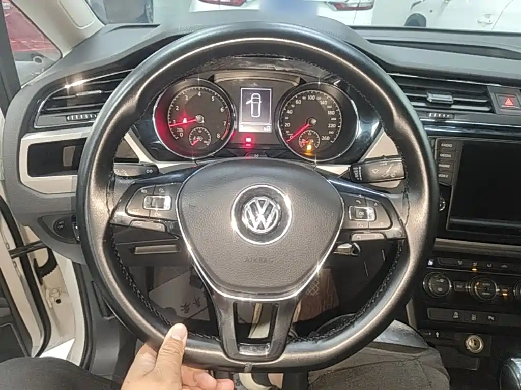 Volkswagen Touran 2018 — фото 11