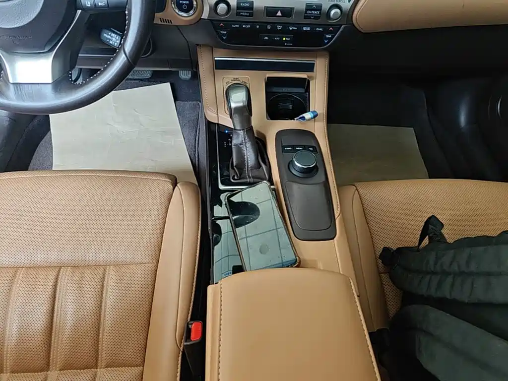 Lexus ES 2018 — фото 14