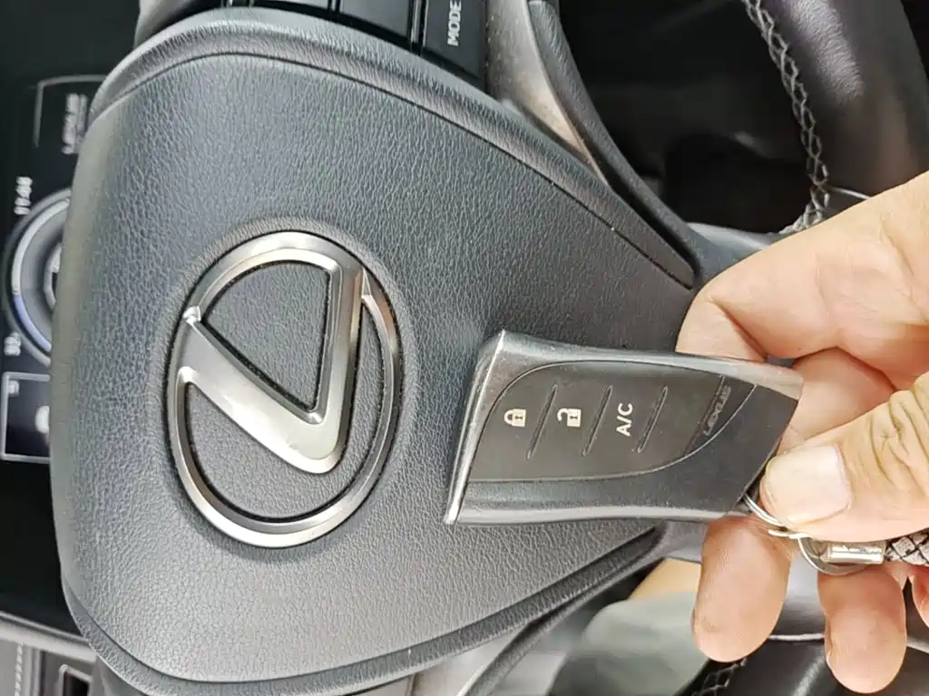 Lexus UX New Energy 2021 — фото 13