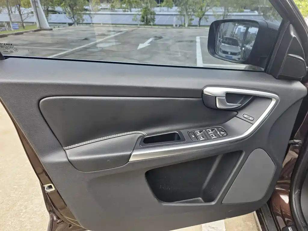 Volvo XC60 2017 — фото 4