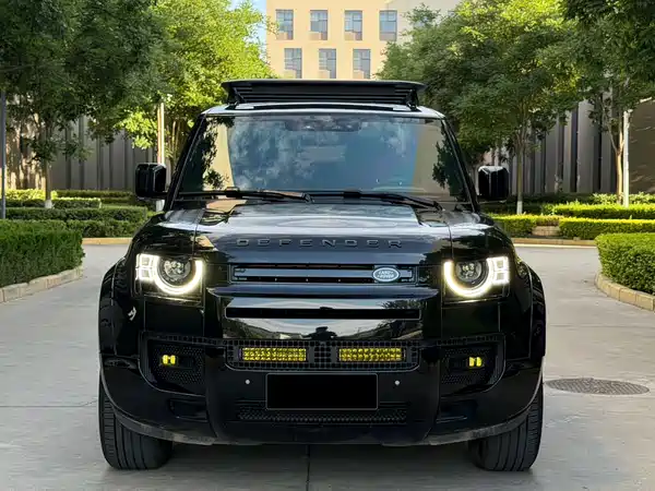 Land Rover Defender 2024