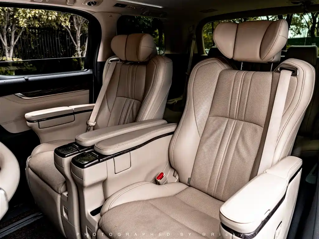 Toyota Alphard 2020 — фото 16