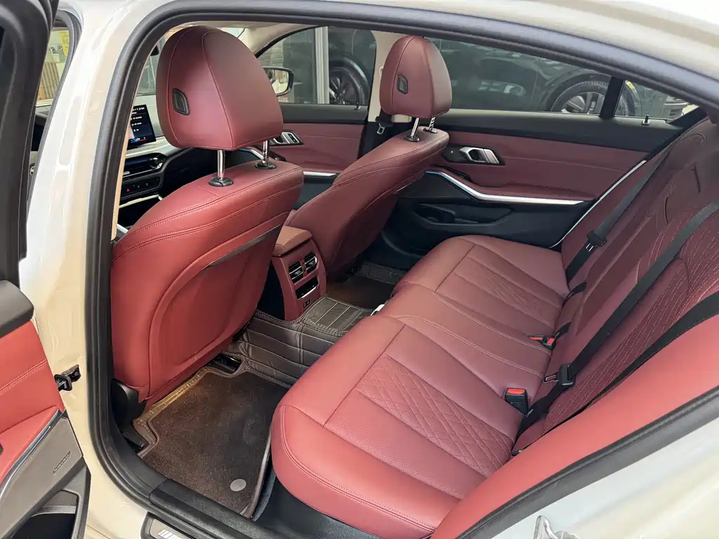 BMW 3 Series 2025 — фото 9