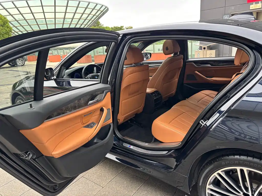 BMW 5 Series 2018 — фото 17
