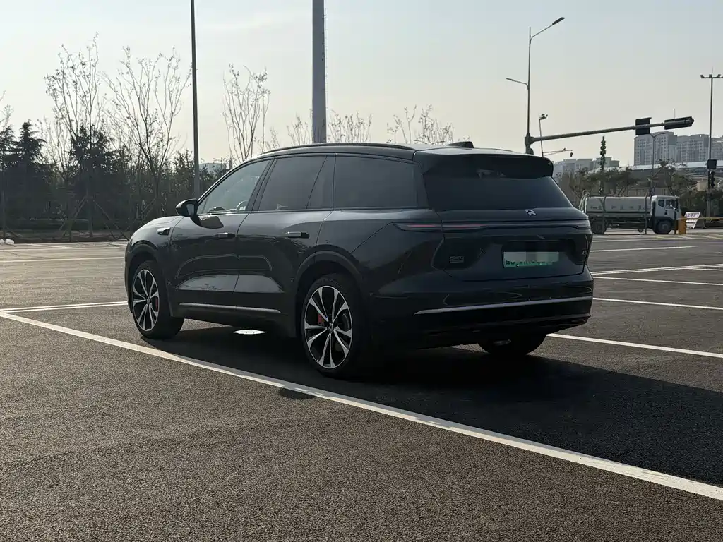 NIO ES8 2025