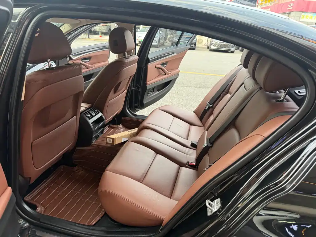 BMW 5 Series 2017 — фото 24