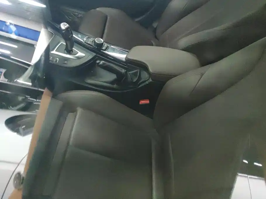 BMW 3 Series 2018 — фото 13