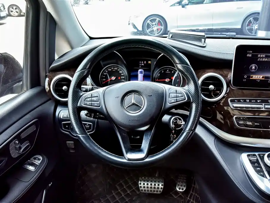 Mercedes-Benz V-Class 2020 — фото 7