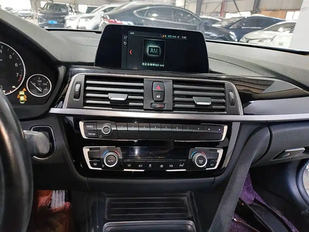 BMW 3 Series 2018 — фото 9