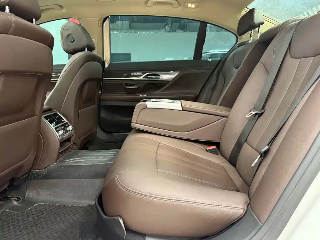 BMW 7 Series 2016 — фото 14