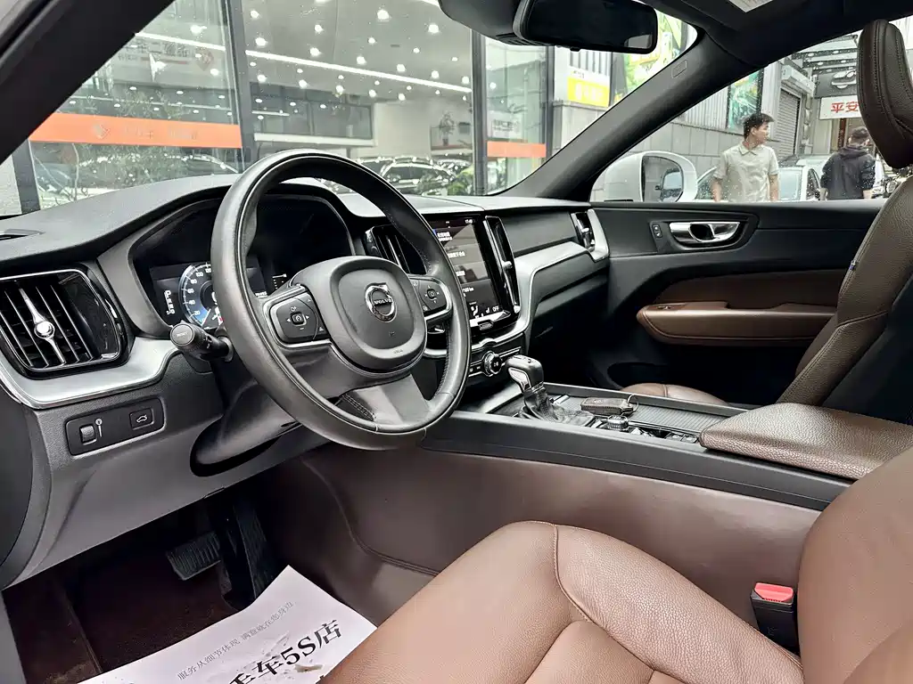 Volvo XC60 2021 — фото 14